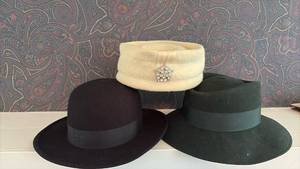 lot 191 image: (3) Vintage Hats in Cardstock Hat Box