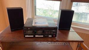 lot 244 image: Magnavox Compact Audio System LXB802 with Dual Cassette, AMFM, Turntable and Speakers - Works GREAT