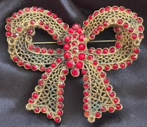 lot 300 image: Vintage Brooch