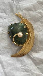 lot 305 image: Lisner Brooch, Jade or Chrysoprase