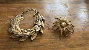 lot 310 image: Gold Tone Floral Brooch and Bracelet Set with Pearl Center