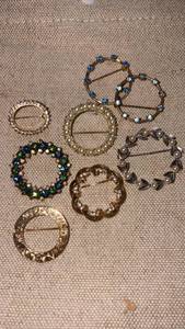 lot 312 image: Lot of 8Vintage Broo ches with Pearls, Crystals and Gemstones