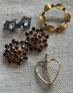 lot 313 image: Vintage Brooches & Earrings