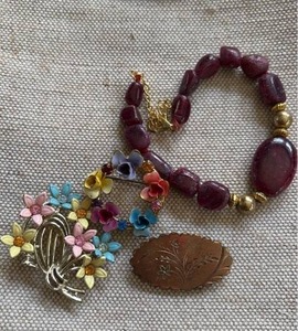 lot 314 image: Vintage Jewelry Lot Brooch Bracelet Beads Enamel Flowers