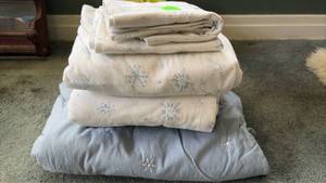 lot 325 image: Full Size Flannel Sheet Set, Duvet & Pillow Shams