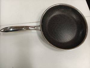 lot 8219 image: HexClad Fry Pan 10 inch