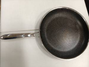 lot 8220 image: HexClad Fry Pan 12 inch