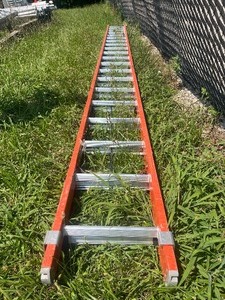 lot 53 image: 40 Louisville Fiberglass Extension Ladder - Shipping Dmg on bottom Leg - Fixable with Fiberglass repair see images