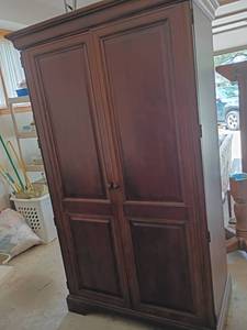 lot 900 image: Stanley Furniture Entertainment Cabinet with Display Shelves and Lower Storage Drawers.  78 x 47 x 24
