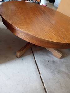 lot 902 image: Short Round Wooden Table with Pedestal Bottom.  It can open for leaf but NO leaf.   18 x 43