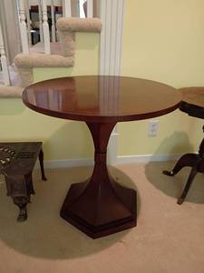lot 914 image: Small Round Walnut Table.  27 x 27