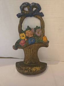 lot 1008 image: Antique cast iron floral doorstop, 11in tall