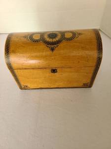 lot 1021 image: Vintage wooden trinket or keepsake box, 9in