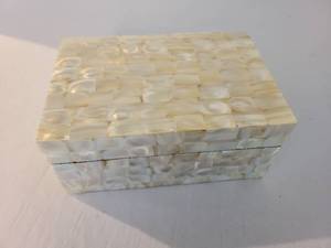 lot 1042 image: Mother of Pearl Inlaid Decorative Box with Lid