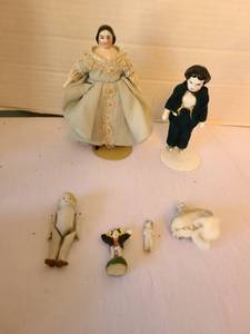 lot 1048 image: Porcelain Dolls, some miniatures