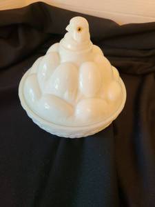 lot 1059 image: Westmoreland White Ceramic Dove Figurine with Nest Dish and Lid