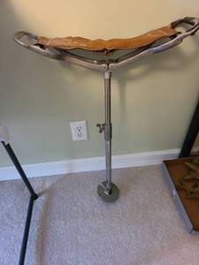 lot 1061 image: Vintage leather sporting golf spectators seat, adjustable, leather coming off one handle