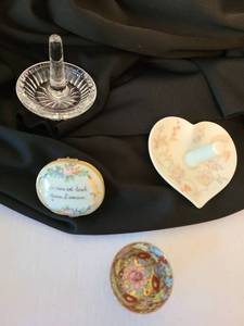 lot 1064 image: Ring holders, hinged trinket box, more.