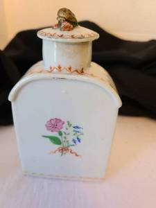 lot 1065 image: Antique Mandarin porcelain tea caddy with floral front, China, Qianlong
