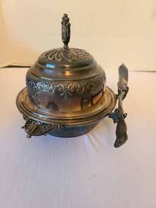 lot 1069 image: Vintage Victorian era silverplate covered butter dish with knife.
