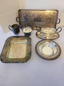 lot 1071 image: Silverplate serving pieces