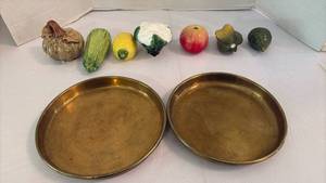 lot 1122 image: Round Platters and Home Decor