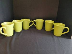 lot 1204 image: Sur la table 6 ceramic mugs