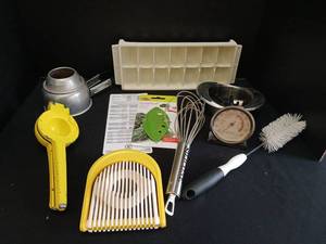 lot 1213 image: Kitchen Gadgets & tools