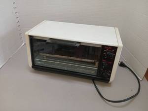 lot 1232 image: BlackDecker Continuous Cleaning Toast-R-OvenBroiler