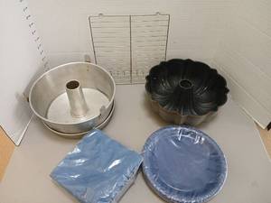 lot 1239 image: Angel Food Cake Bundt Mold Cooling Rack with blue napkins and plates