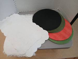 lot 1247 image: Assorted placemats and napkin rings