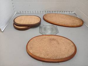 lot 1300 image: Cork and Wood Tivets