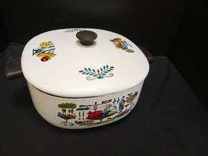 lot 1305 image: Covered Cookware Pot