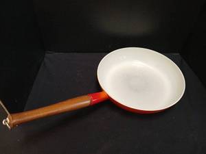 lot 1311 image: Descoware  Belgium enameled cast iron with removable handle