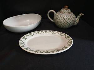 lot 1322 image: Teapot, bowl, small platter