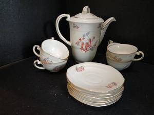 lot 1329 image: Tea Service Set Teapot with cups and saucers