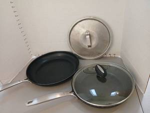 lot 1336 image: Cookware Set 2Piece Skillets and Lids one lid with broken handle