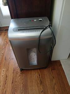 lot 1395 image: Ativa AT-CC240S Paper Shredder 24 Sheet Maximum