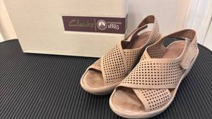 lot 1404 image: Clarks Von Maur Clarene Award Sandal 8M Sand Nubuck