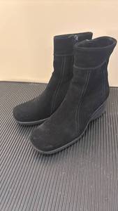 lot 1405 image: La Canadienne Boots Size 9 M 27838 Black