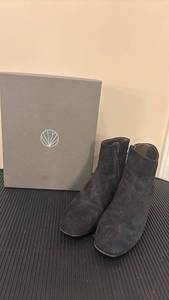 lot 1409 image: Pair of Black Ankle Boots with Brown Heel 39.5