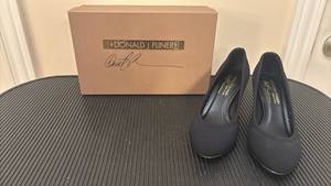 lot 1412 image: Donald J Pliner Black Pump Heels Size 8 Made in Italy