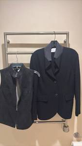 lot 1424 image: Harris Wharf London with Black Blazer Vest Set Size S