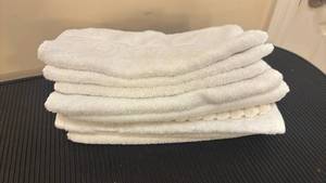 lot 1453 image: White Terry Cloth Towels 10 Piece Lot