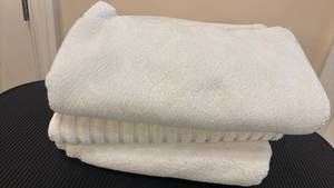 lot 1457 image: 3 Large Bath Towels