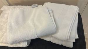 lot 1462 image: Bath Mats and Towels