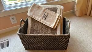 lot 1470 image: Woven Basket with Placemats and Kitchen Towels Set