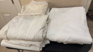 lot 1476 image: King Size Sheets and Pillowcases