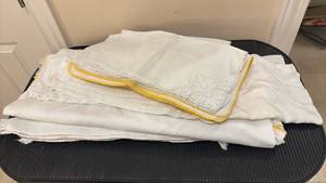 lot 1477 image: White and Yellow Table clothes, Napkins and Placemats