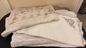 lot 1481 image: Linen Tablecloths and Napkins